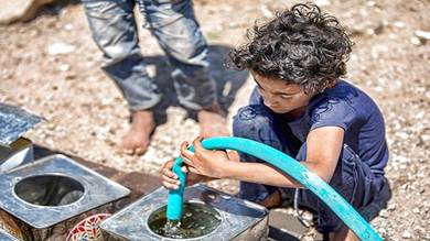 أطفال اليمن في طوابير العطش.. تأمين المياه يسبق الذهاب إلى المدرسة
